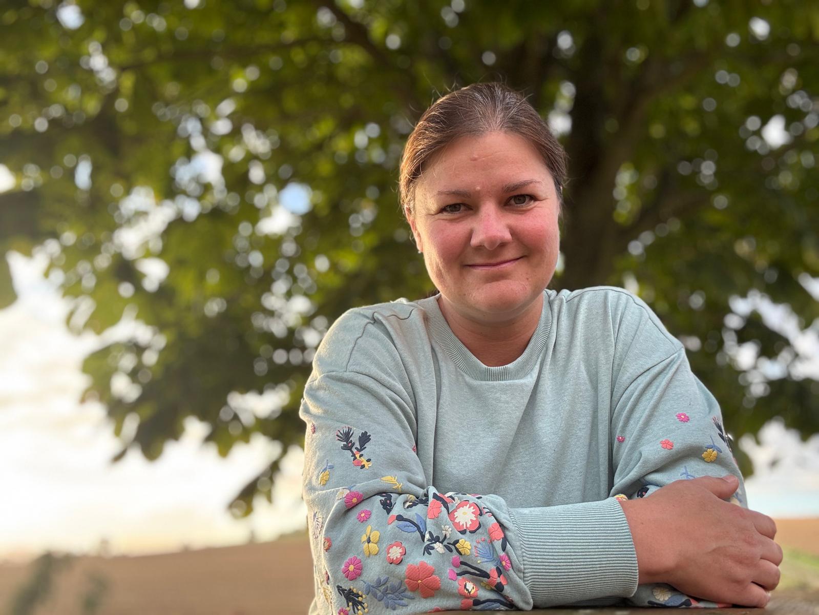 Karin Hillen unter einem Baum